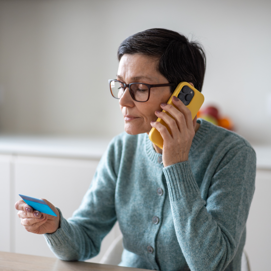 Fraudes Bancaires - Une femme au téléphone