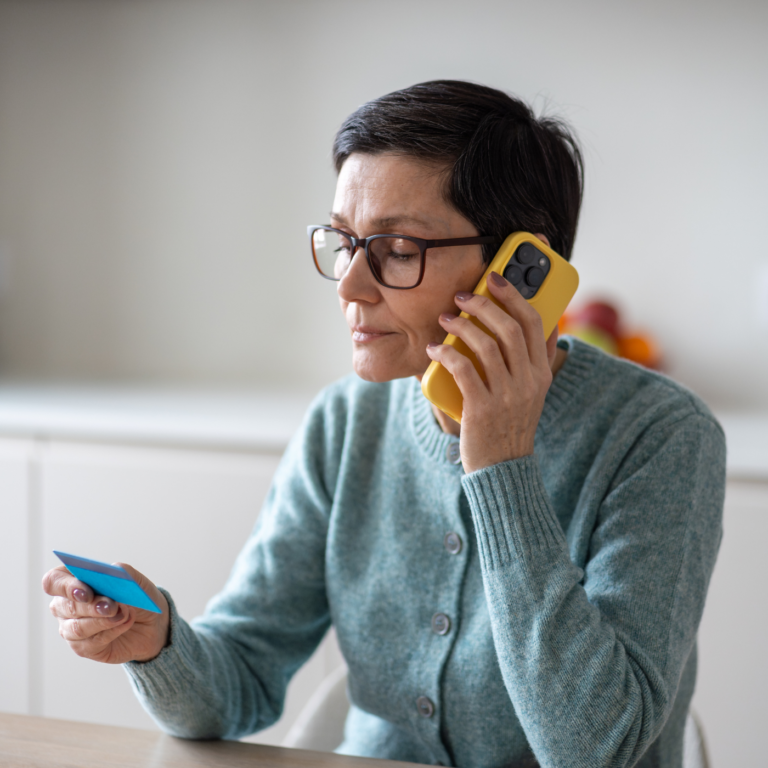 Fraudes Bancaires - Une femme au téléphone