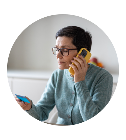 Fraudes Bancaires - Une femme au téléphone